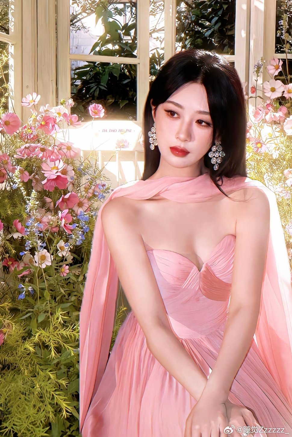 #杨紫[超话]# 天哪这几张是可以直接拿来当小说封面的程度吧，粉粉糯糯的直接就闯