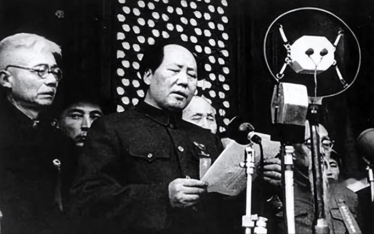 1949年，开国大典前，刘拴虎在天安门广场突然发现一个烟头，而就是这么一个小细节