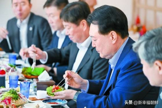 31日，尹锡悦访问了鹭梁津水产品市场，购买水产品，并享用午餐