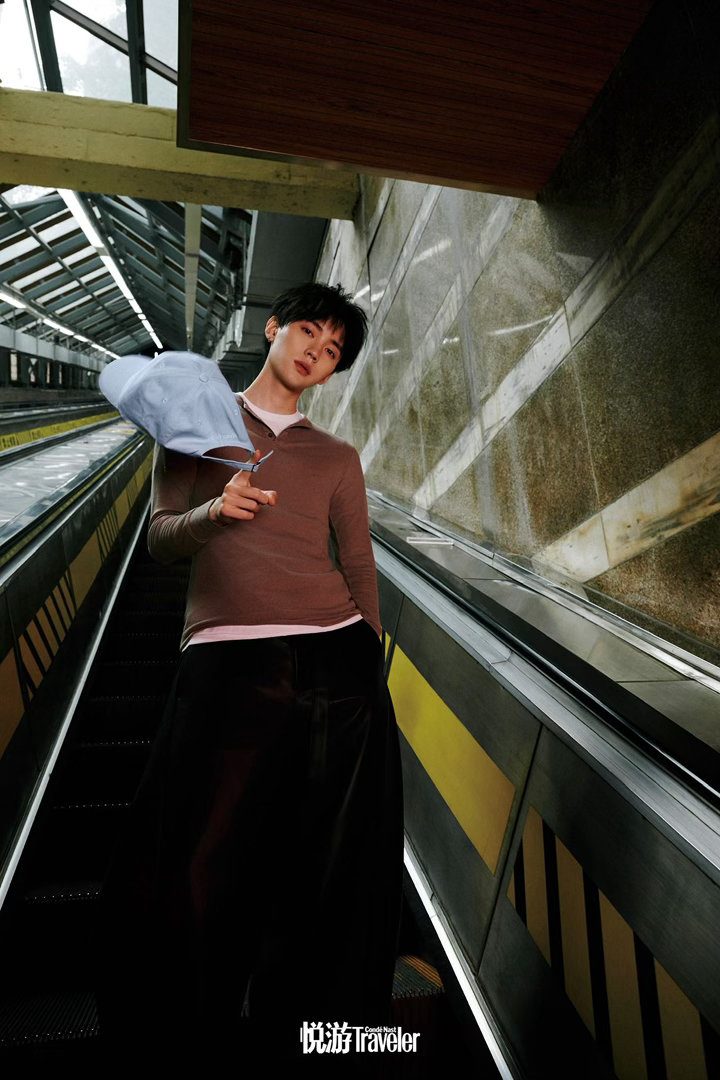 周翊然回家乡拍杂志封面周翊然成名后首回重庆拍封面 周翊然回重庆拍《悦游》封面。离