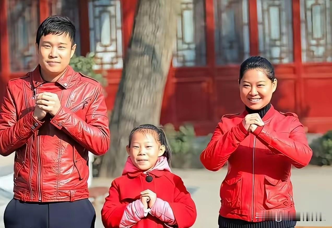 终于理解小沈阳女儿沈佳润为什么敢出道当明星了？
看了沈佳润小时候的照片才懂她真的