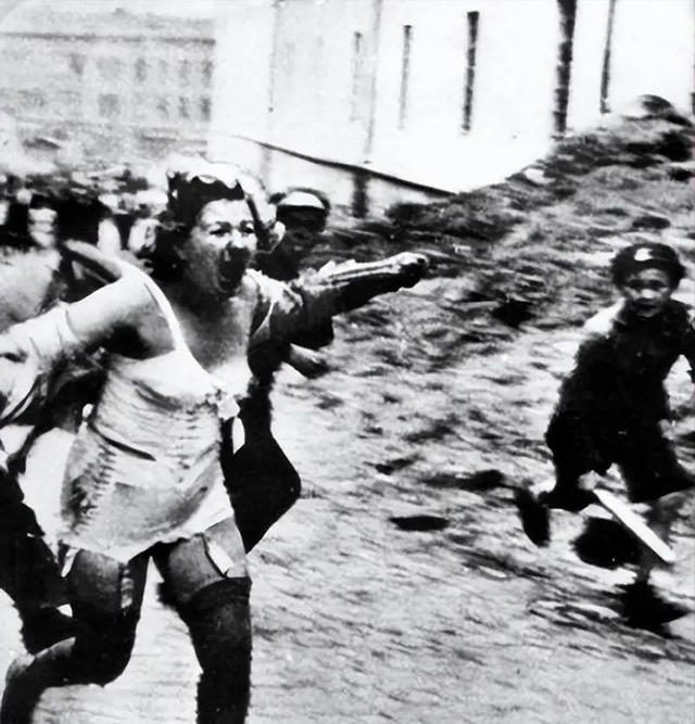 这是1940年，某处集中营，犹太女人被折磨的照片。这些照片在二战时期都是被禁止的