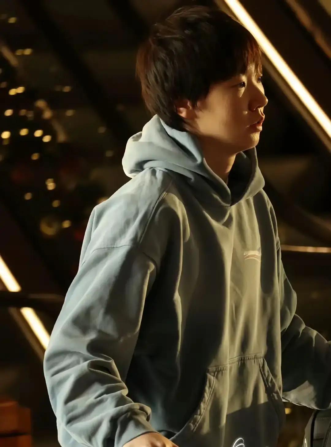 王曼昱这冠军拿得是真不容易。
 
比赛前肩膀和膝盖就伤了。硬是靠打止痛针、冰敷，