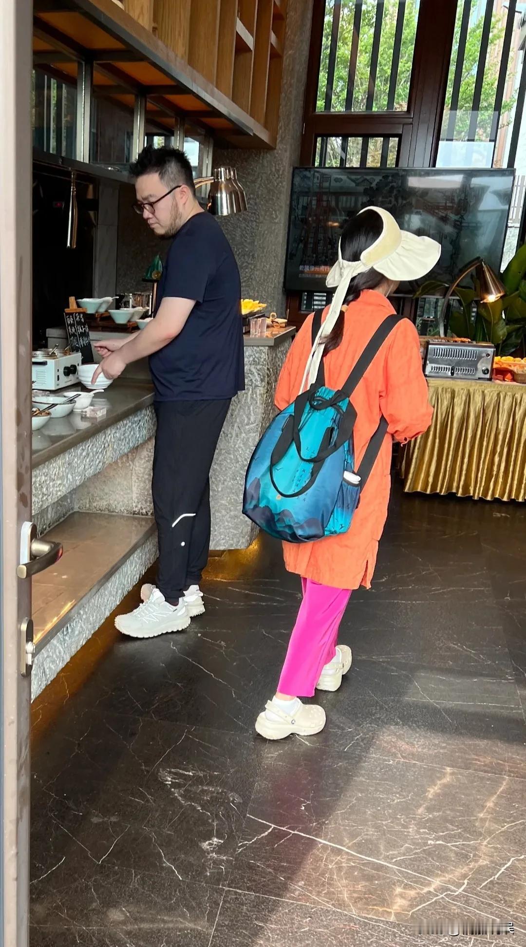 宋丹丹儿子儿媳巴图和博谷现身大理。
巴图一身黑色运动服，皮肤很白，脸上留着络腮胡