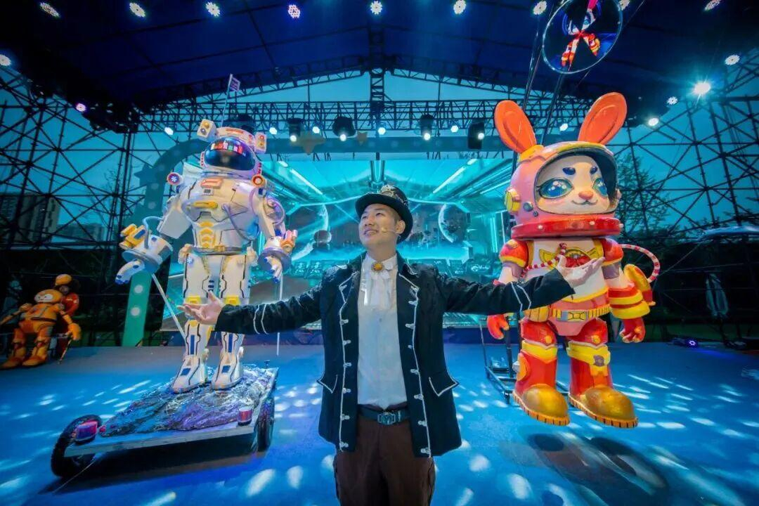 男童被机器人踢中腹部痛苦倒地新疆景区机器人表演一脚踢中小孩，工作人员竟毫无反应—