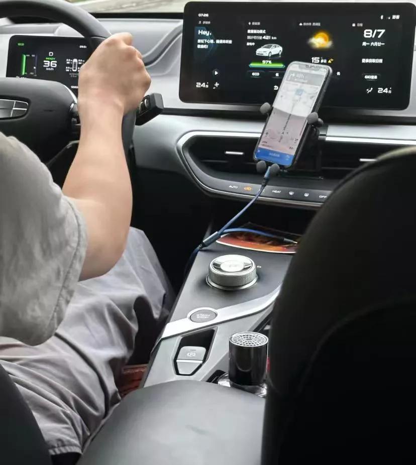 内饰设计和质感同价位上乘
我这里的同价位，是指打快车最便宜的那一档。舒适型和豪华