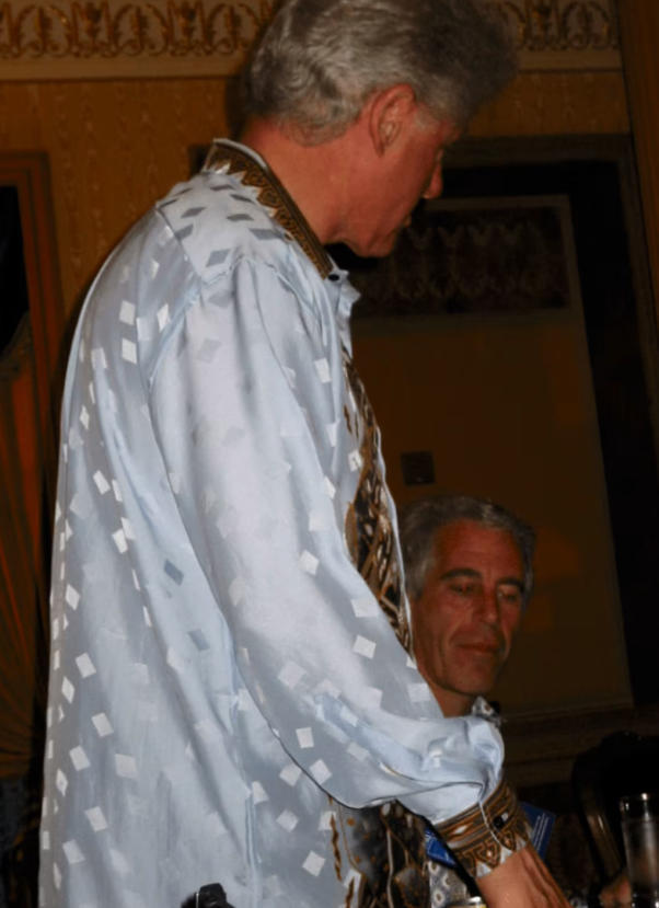 美国司法部新公布的爱泼斯坦案文件中，包含多张前总统克林顿与其的合影。照片显示克林