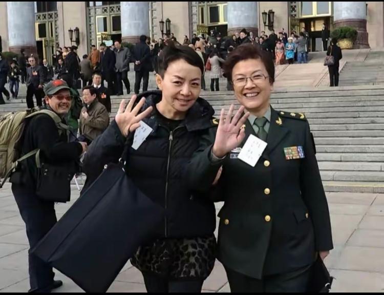 参加两会的宋春丽与宋丹丹