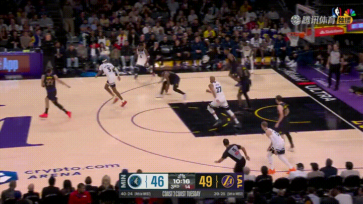 湖人新星布朗尼真是特别的懂事！在今天湖人主场迎战森林狼的比赛中，当时比赛进行到了