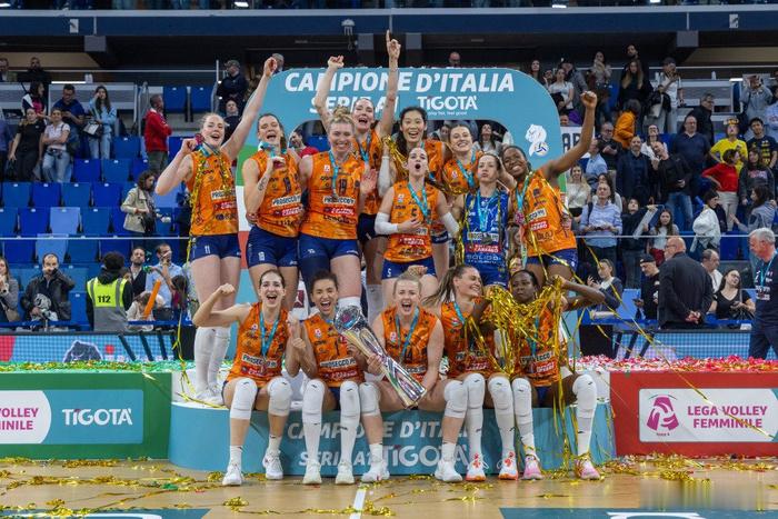 朱婷意大利联赛夺冠2025-26赛季意甲女排总决赛，科内利亚诺3-0横扫米兰，总