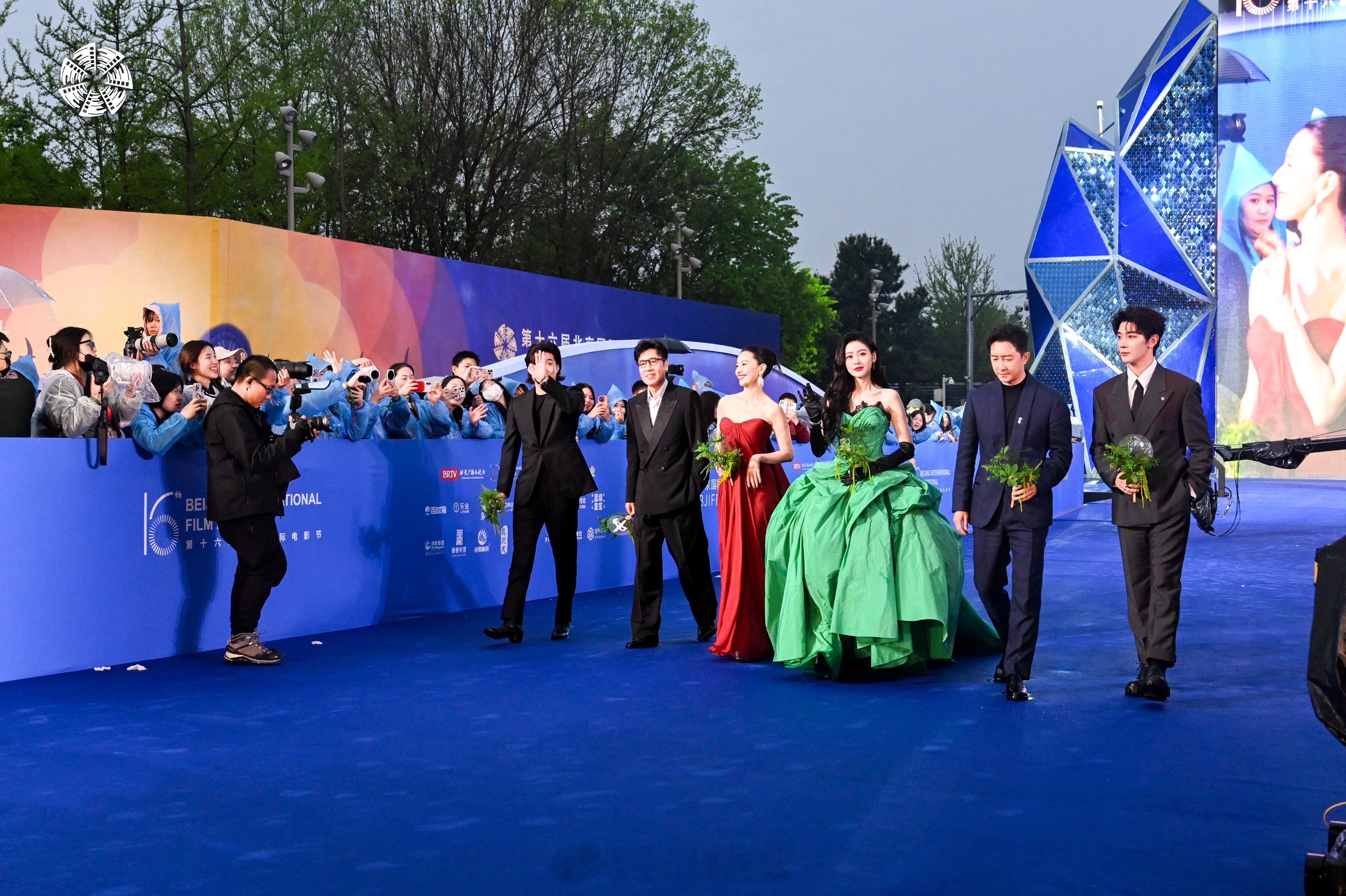 高圆圆张天爱大红配大绿北影节红毯 北影节红毯名场面！高圆圆张天爱红绿造型惊艳亮相