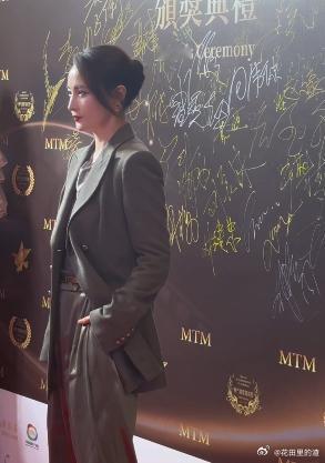 蒋勤勤金莲花最佳女配 家人们快看！蒋勤勤获得澳门金莲花最佳女配。她从05年出道，