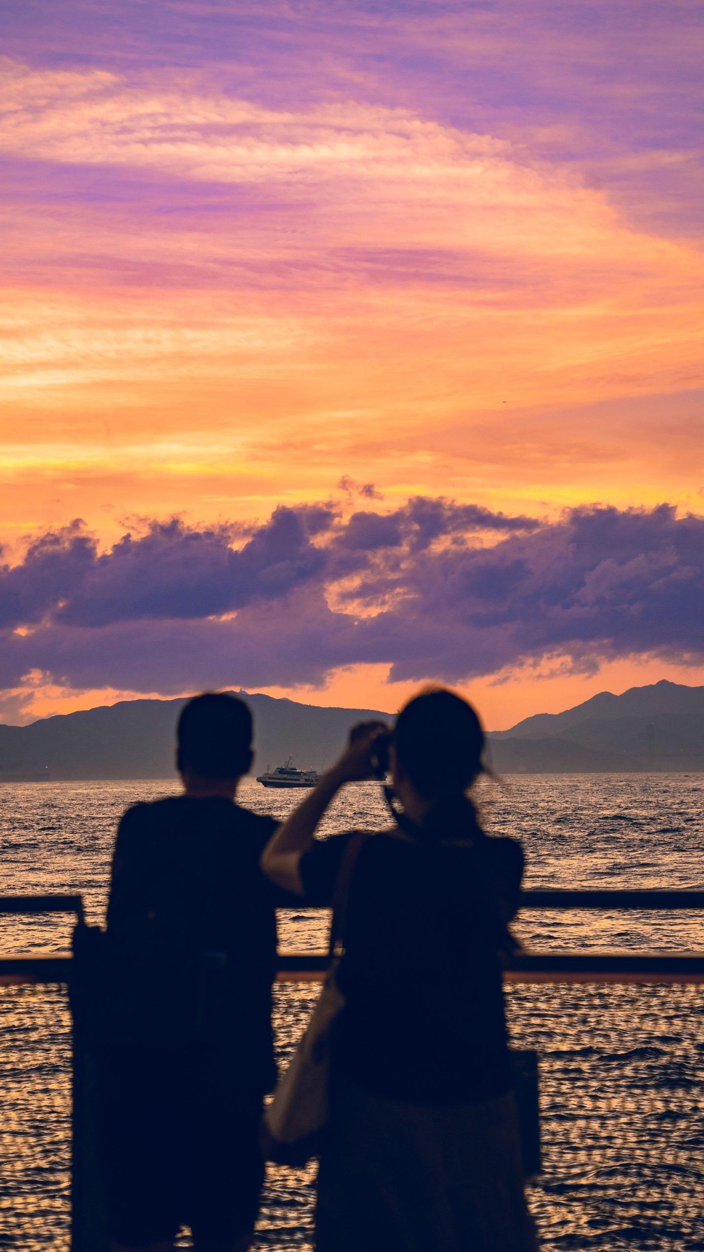 谁能拒绝来坚尼地城看一场浪漫的晚霞。看着夕阳晚霞和朋友聊聊天，可能是结...