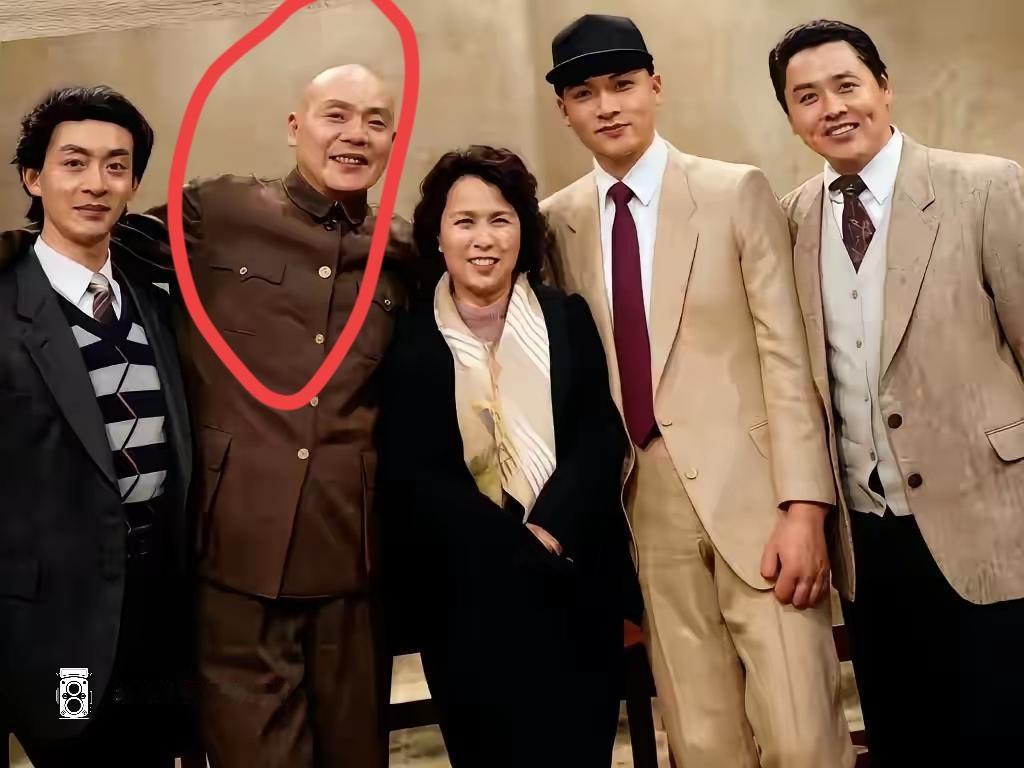 五位朋友穿着正装，合影留念。一张年代感照片，考考你们，5位都认识吗？⭕这是沙僧吗