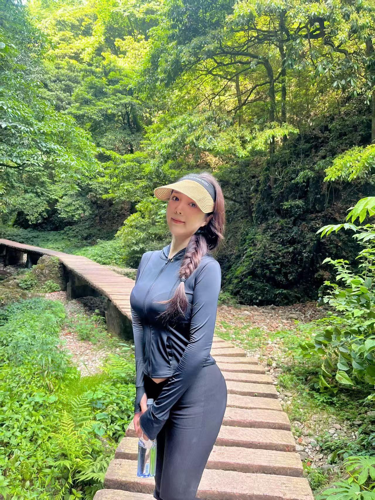“比起有人左右情绪的生活，我更喜欢无人问津的日子，孤独且自由，潇洒且快乐” 。