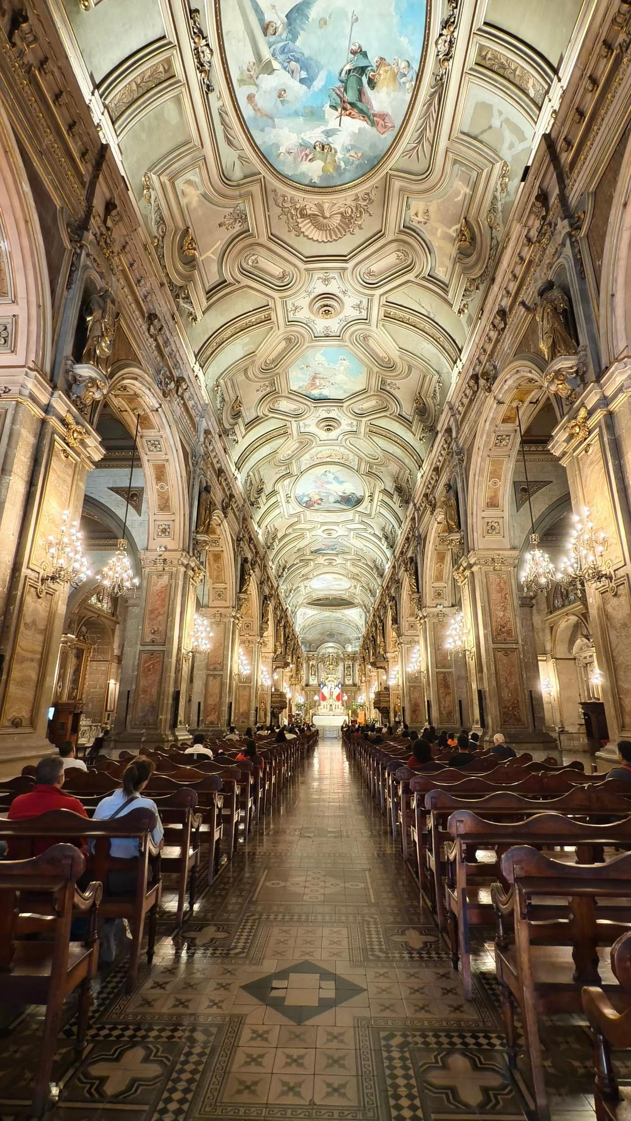 智利首都圣地亚哥citywalk。
一早去武器广场和宪法广场，因为“危险人物”还