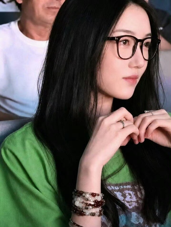李嫣6岁举办了人生第一场画展6岁办画展的小才女长大啦！熊猫画萌到心巴，现在戴眼镜