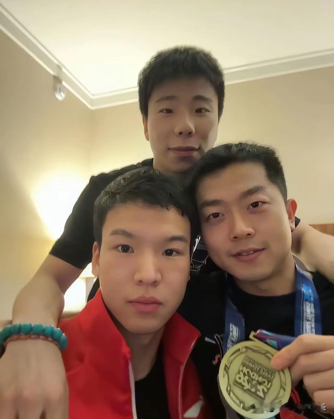 这次伦敦世乒赛，
向鹏应该是最懊恼的。
他凭本事打上去是真，
但退役后这个头衔不