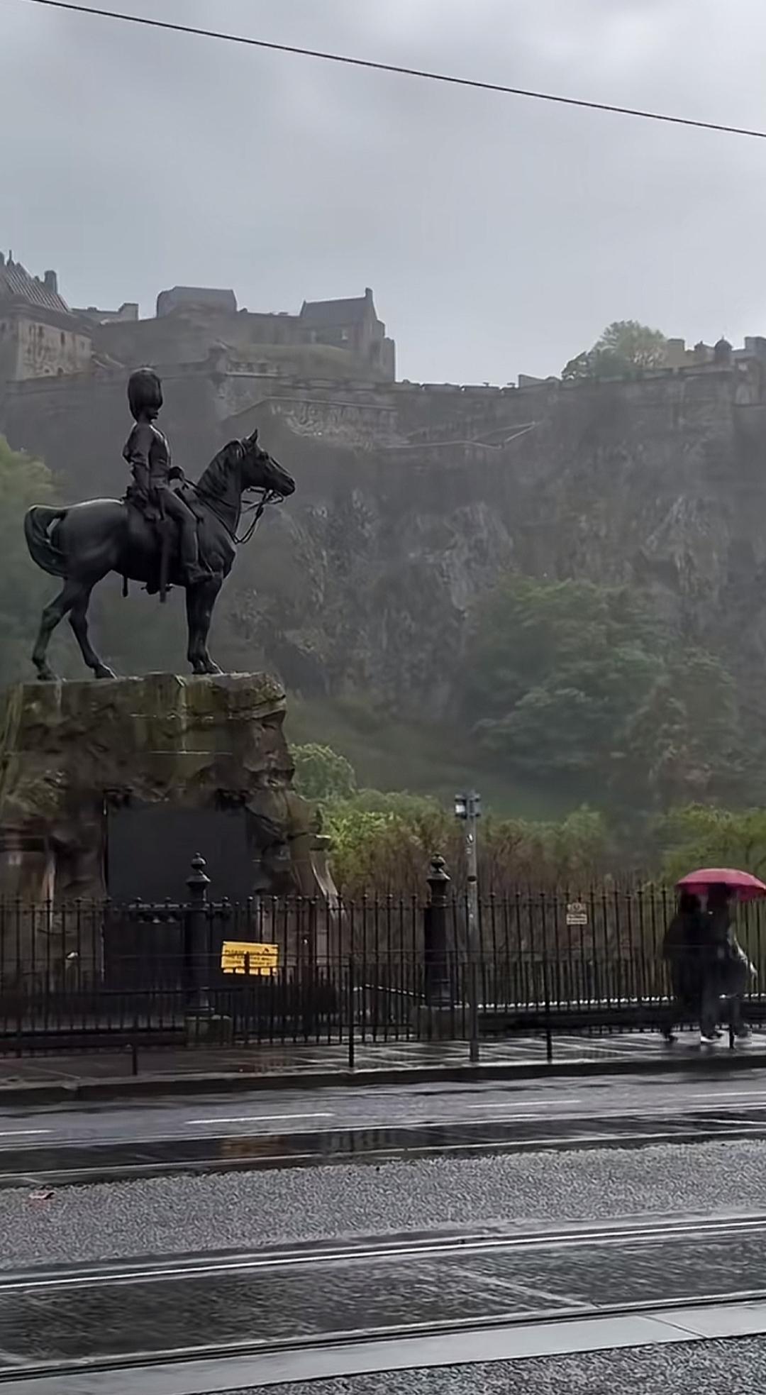雨中的骑马雕像，背景是城堡。大家看雕像，知道这是哪个国家吗？夜色里的雕像