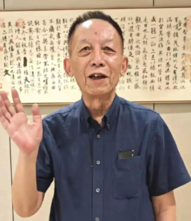 41岁的武汉大学副教授易中天递交完辞职信，头也不回地走了：“在这里待11年，连个