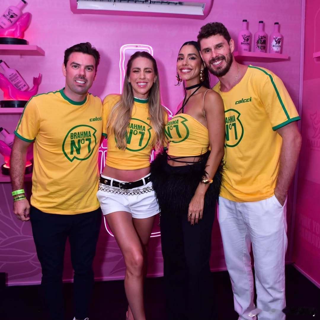 少爷更新社交媒体:会见朋友贺特别的人😏。男排巴西男排