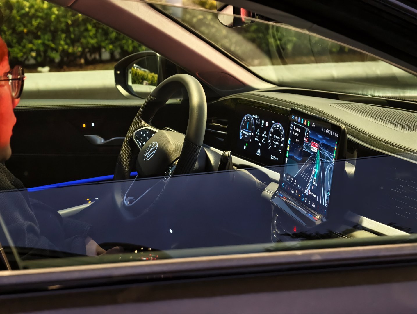 这台帕萨特Pro，晚上看座舱里面清晰度、亮度很高啊。跟司机兄弟聊了一下，很满意车