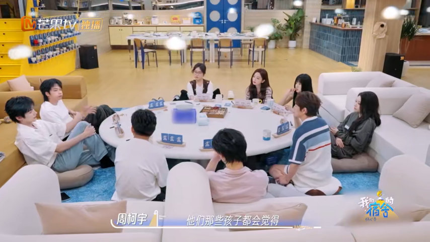 周柯宇读书时害怕到躲进厕所 周柯宇聊起刚转进国际学校那阵子，英语还不太流利，周围