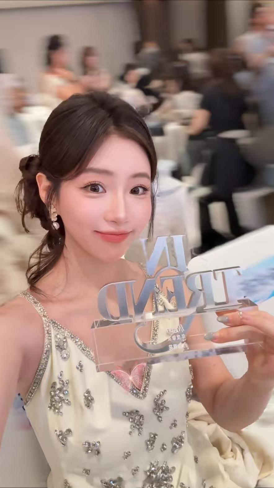 I人勇闯100个博主红毯！！领奖了🏆今天全套造型是花嫂设计安排的，大家觉得怎么