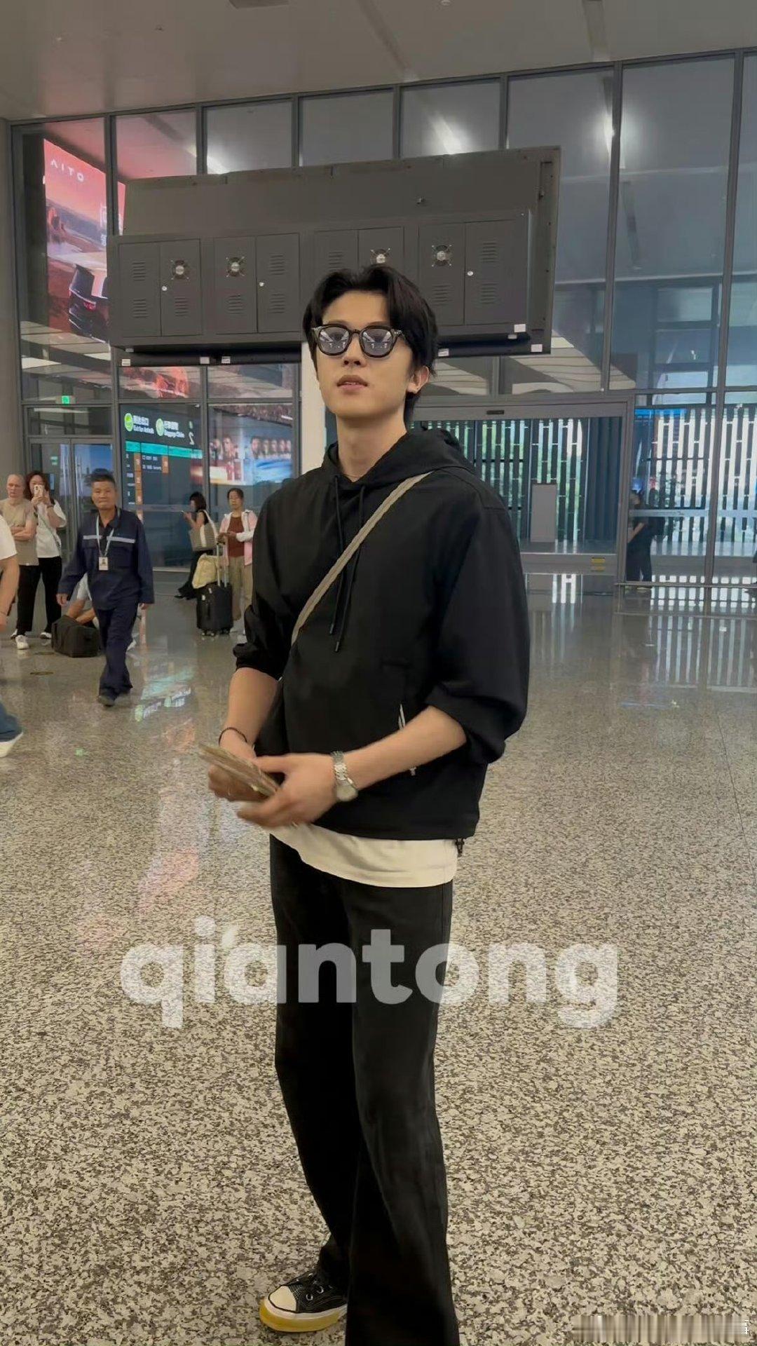 幸卓辉章明伯巴黎时装周 幸卓辉巴黎时装周状态巴黎之行解锁全新时尚造型，幸卓辉al