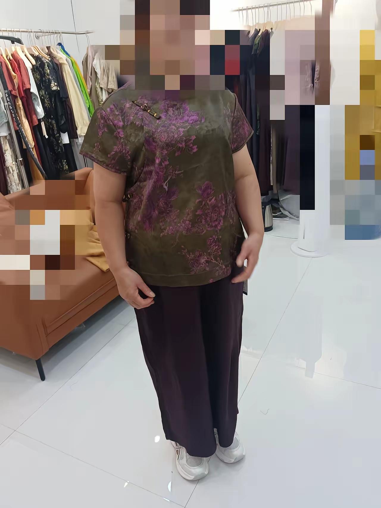 和嫂子逛街一眼看中这套新中式上衣，她一个劲夸好看，我就直接入手了。

结果昨天穿