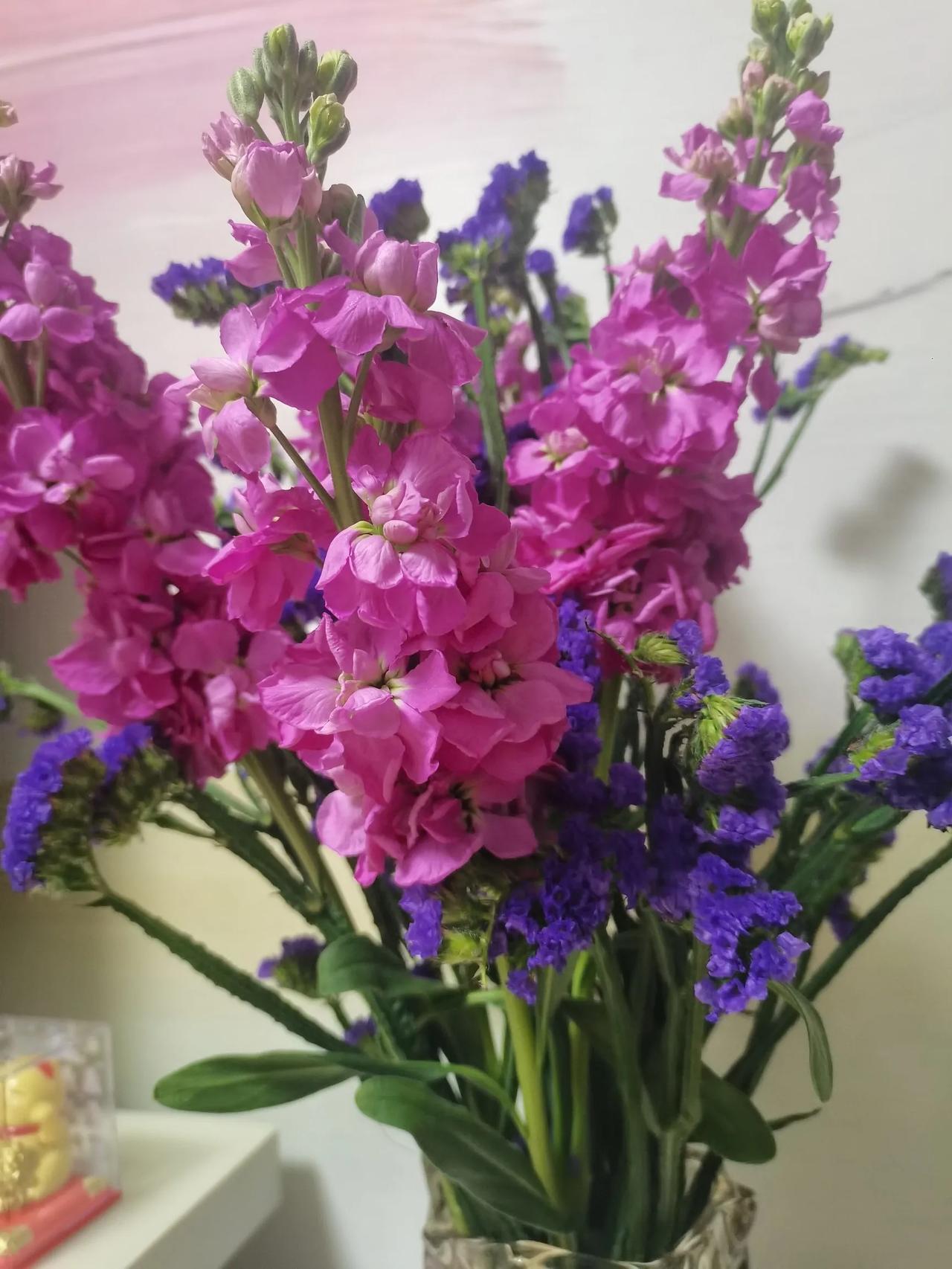 好多人都在庆祝跨年，
窗外鞭炮齐鸣，电视里跨年晚会。
年纪大了，觉得躺在床上看电