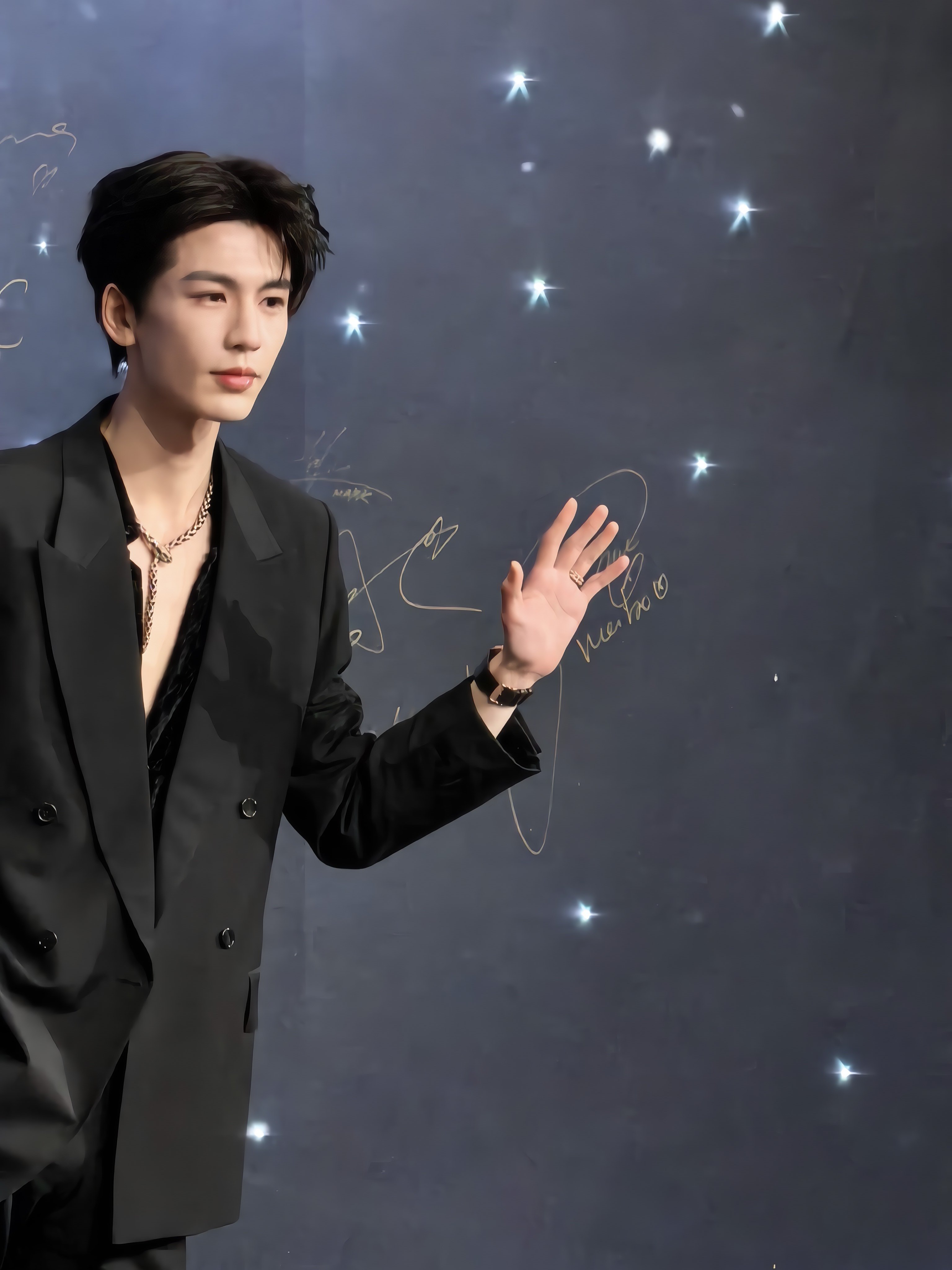 张凌赫张凌赫深v张凌赫蛇蝎美男 会动的穿深v的张凌赫！！！养眼微博之夜红毯kk的