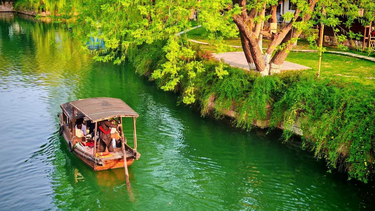 1. 春水绿如蓝，轻舟逐波行。柳丝轻拂眉眼间，把春日的温柔，都摇进这一船清风里。