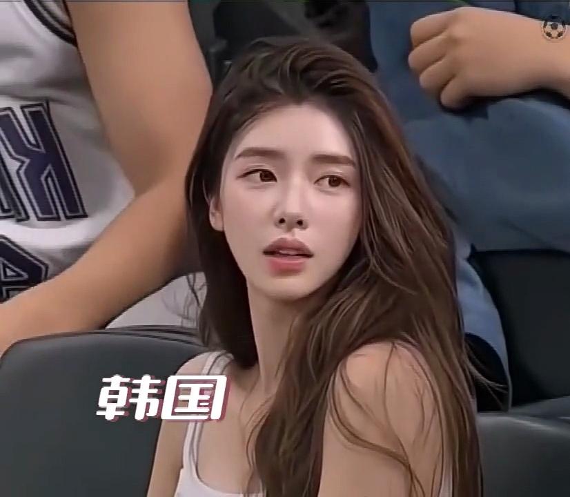 还得是韩国啊，这女球迷的颜值绝对是世界第一美！韩国