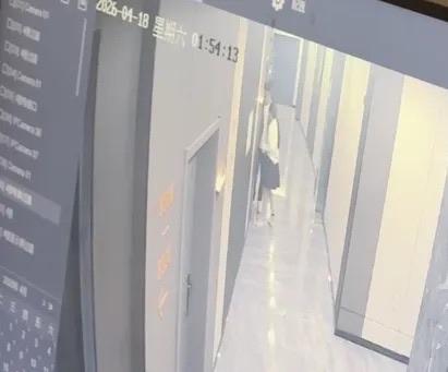 出门要当心！
凌晨洗完澡正唠嗑呢，前台竟直接给陌生男刷开门怼到床边，真够邪乎的！