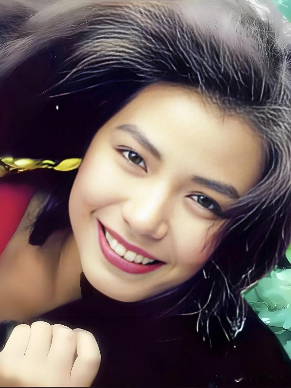 她是港片黄金时代的“红姑”，明艳舒展不造作，眼波里盛着旧时光的烟火气，那份天然飒