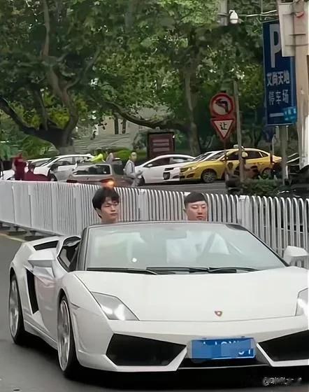 不戴头盔，就开敞篷跑车，似乎是不对的[捂脸]
你同意吗？[笑哭]


     