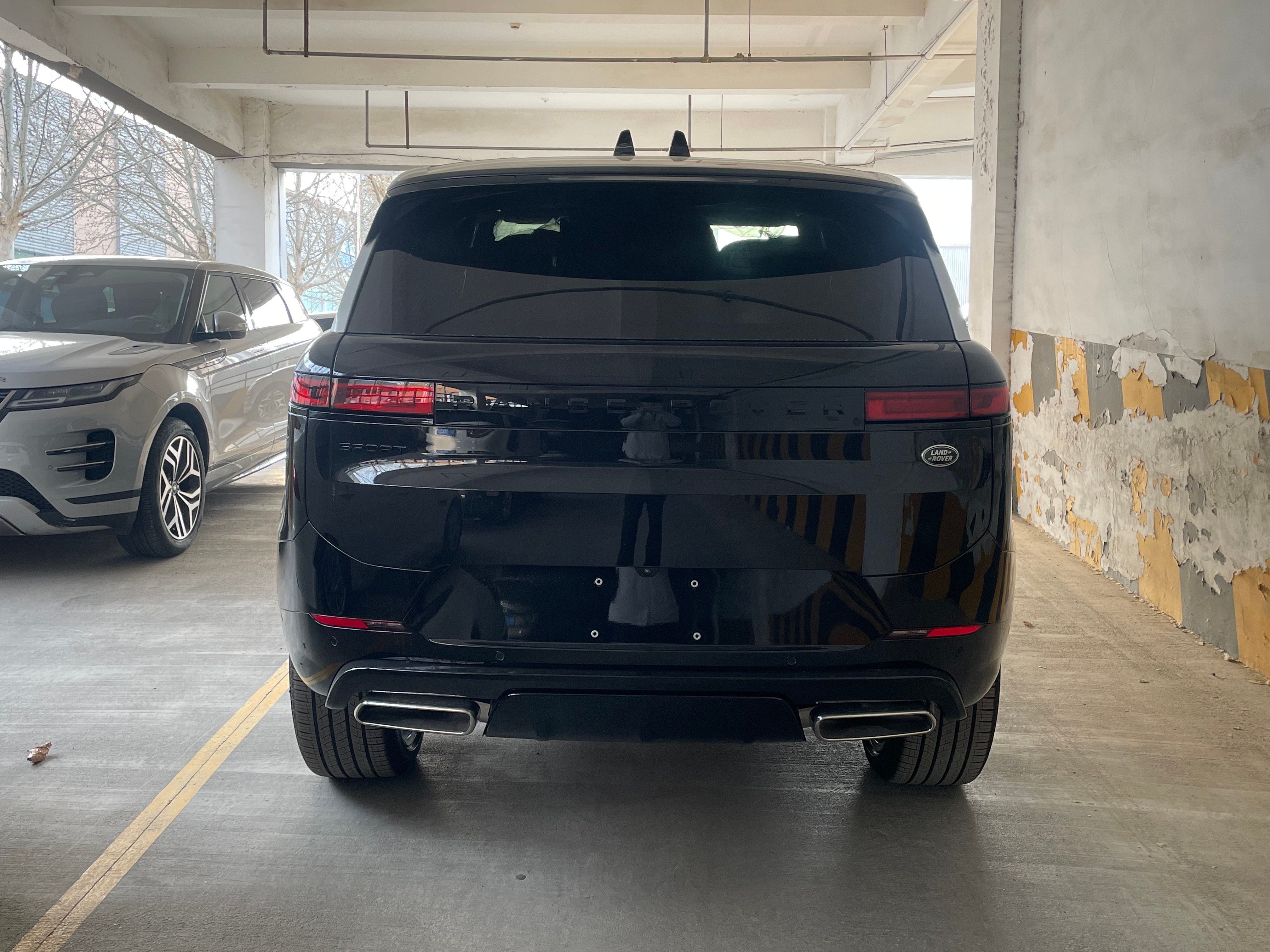 今天给V+客户安排了一台25款揽胜运动黑外红内生产日期25年5月的指导价129万