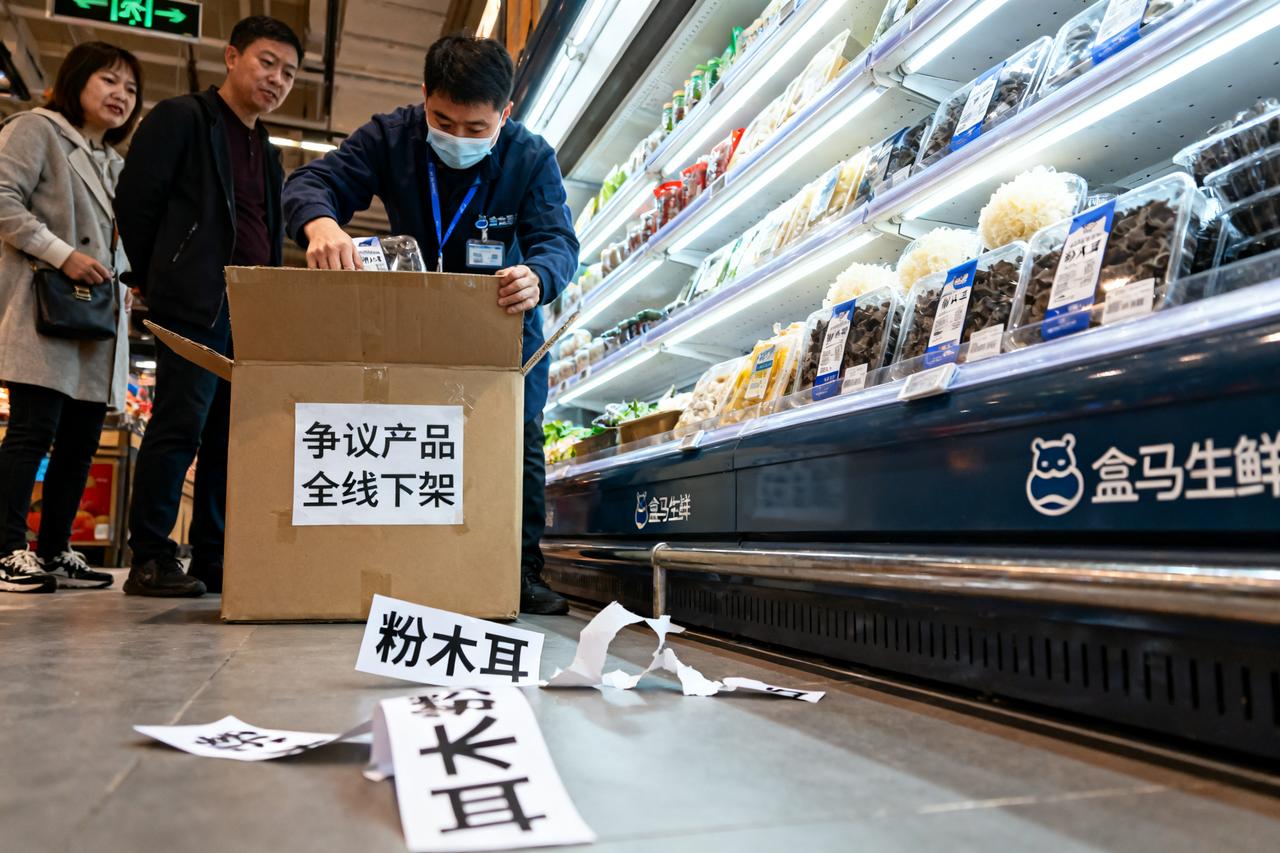 盒马这次上热搜，是因为它旗下的一款粉木耳产品标签设计翻车了。事情本身并不复杂，就