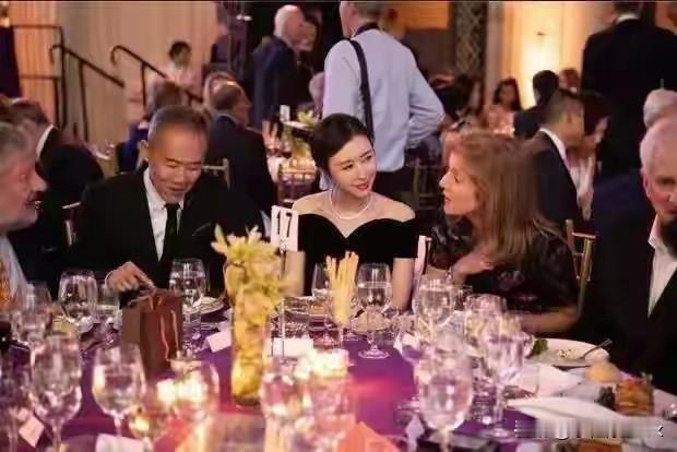 王石和田朴珺[灵光一闪]，没有谁亏谁赚，两个人都是各取所需：一个要上位进圈子，一