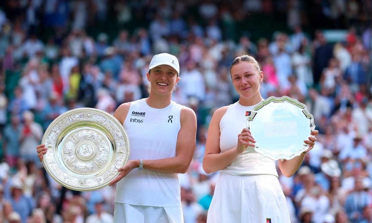 斯瓦泰克捧了温网，却三输阿尼西莫娃。
一个靠防守反击登顶，一个用底线狂轰碾压。