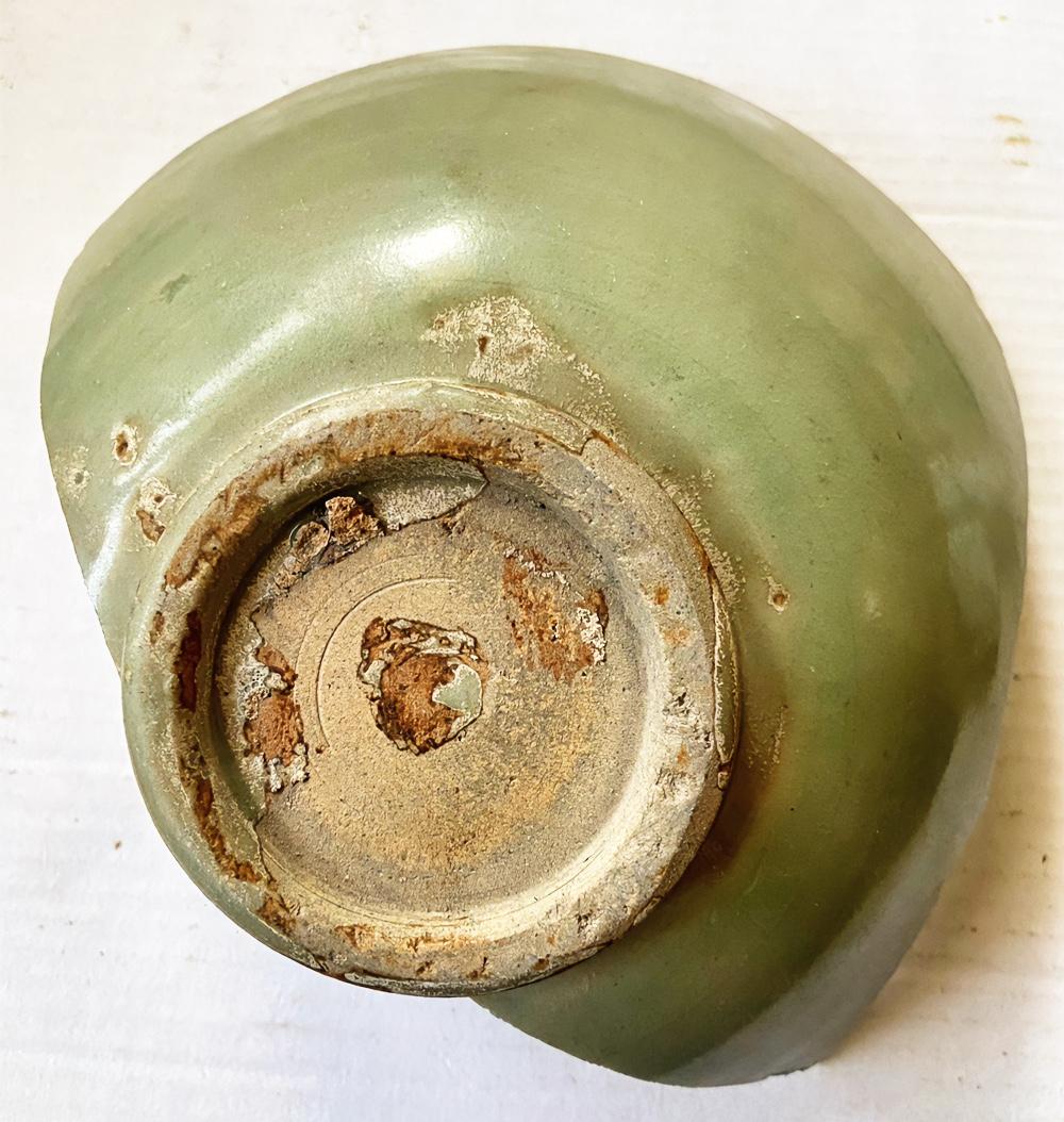 釉底的斑驳：龙泉青瓷与元青花釉斑里的时代密码

瓷底不起眼的釉斑，向来被视为器物