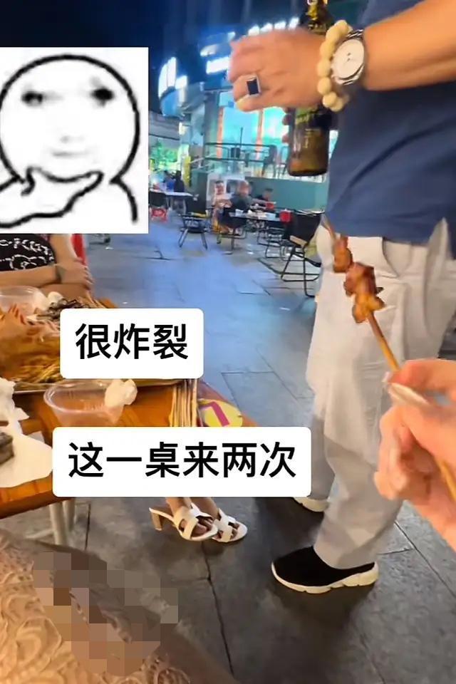 广西南宁，两女子路边摊吃烤串，隔壁桌男子三次搭讪。女子一怒之下拍桌质问：你们要干