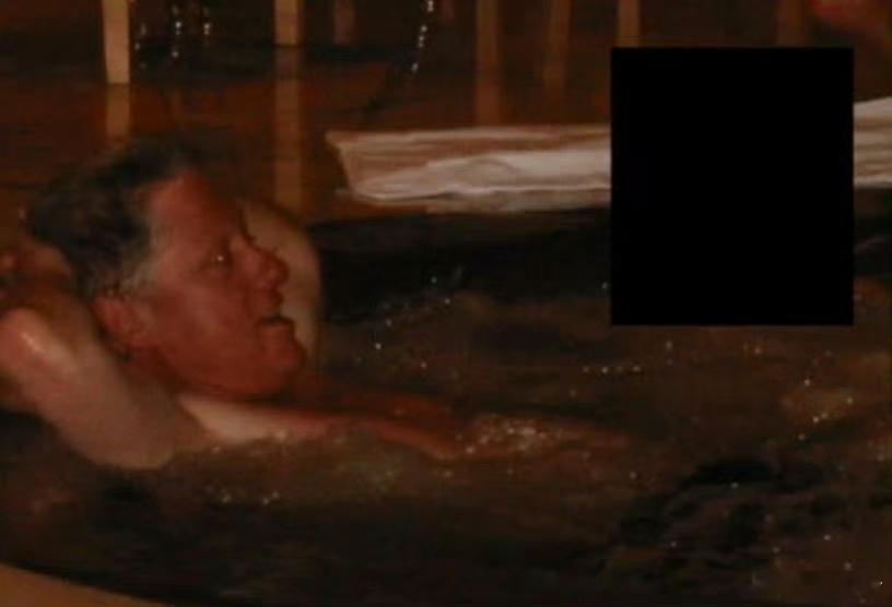 克林顿与2女子大尺度照片曝光 当地时间12月19日，美国司法部公布超30万页爱泼