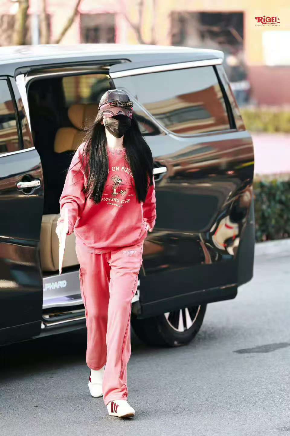 虞书欣红色套装进组云初令虞书欣穿红衣进组云初令虞书欣红色套装进组云初令，哇塞，好