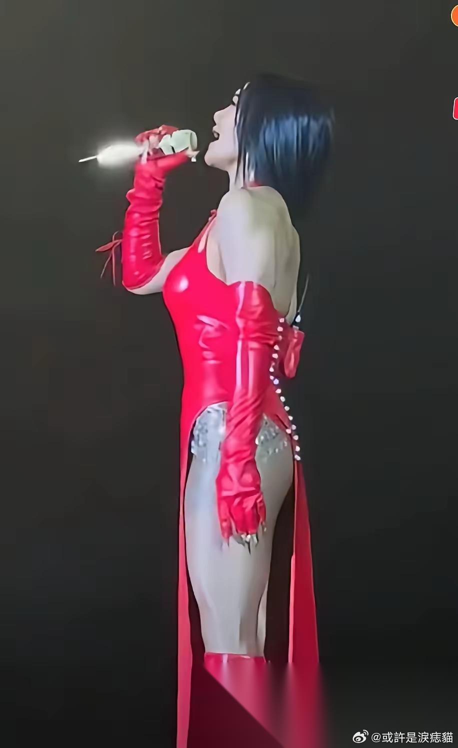 天哪，这演唱会造型简直庸俗至极。 她曾是“快乐女声”全国总冠军，如今却落魄到连1