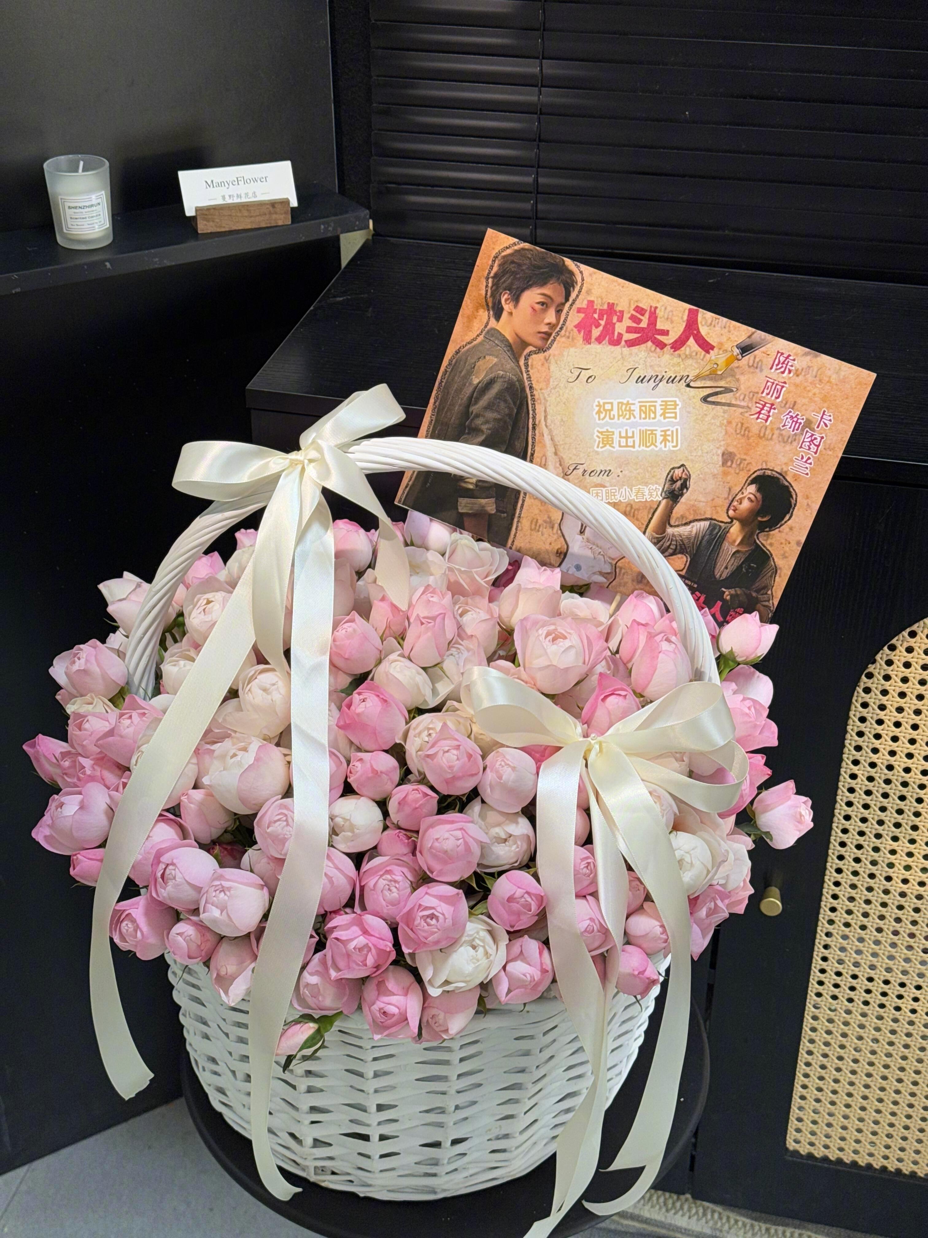 陈丽君话剧枕头人首演应援 陈丽君话剧枕头人郑州首演粉丝应援好有排面好用心啊，今晚