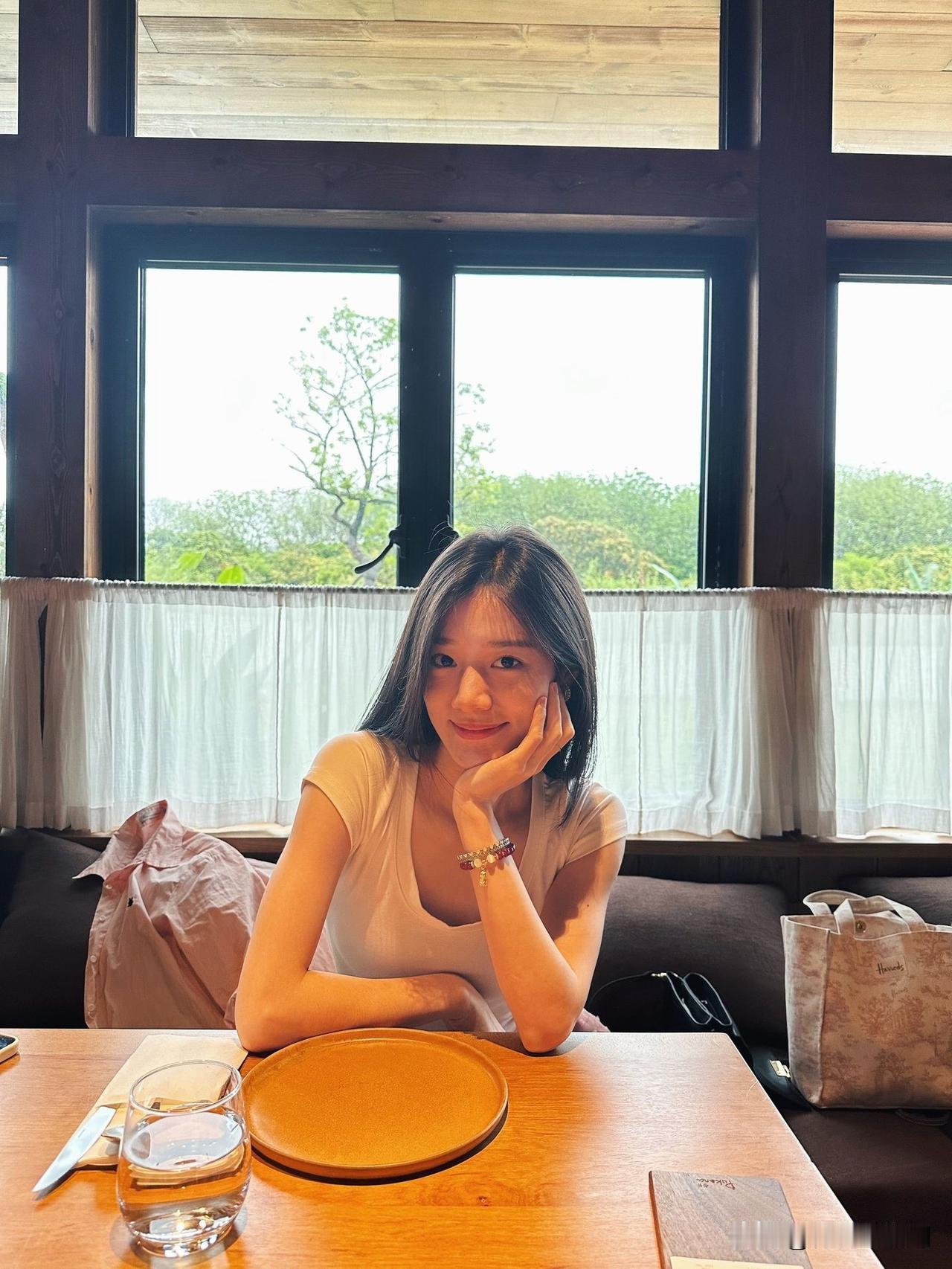 老院的蝉鸣
 
童年的夏天，是被老院那棵老槐树和蝉鸣填满的。
 
清晨总被院角的