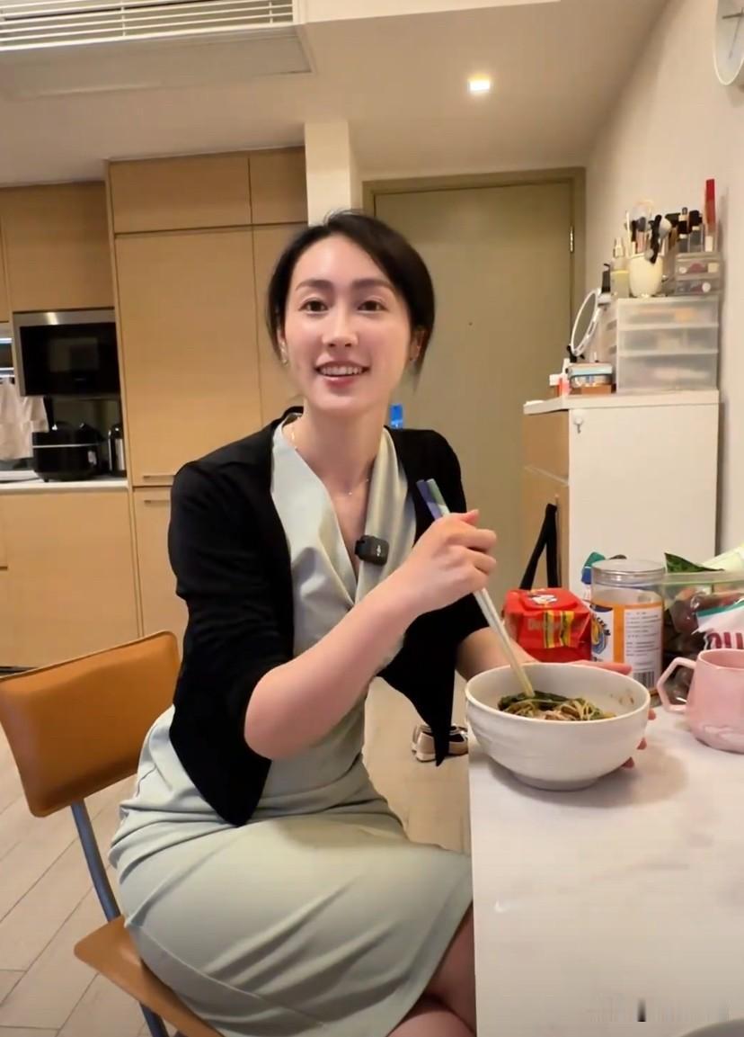 香港金融行业HR，月租1万7千，住30平方一房一厅，她说：这一行初级职位月薪1万