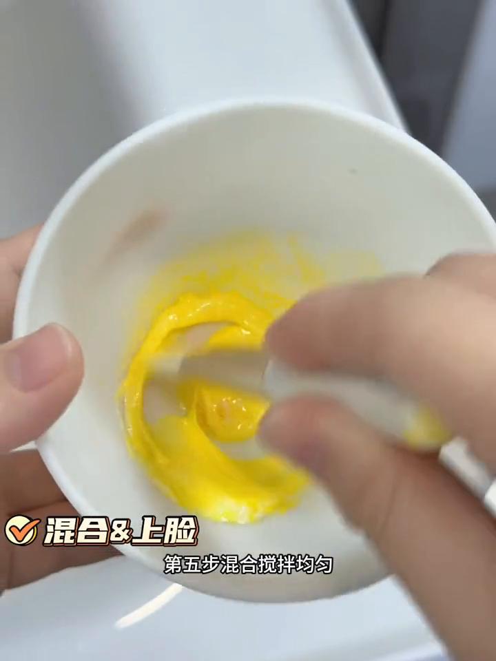 穷鬼版去痘印跟练。
人人都能去掉陈年痘印。
·第一步：药店买一瓶几块钱的维B，取